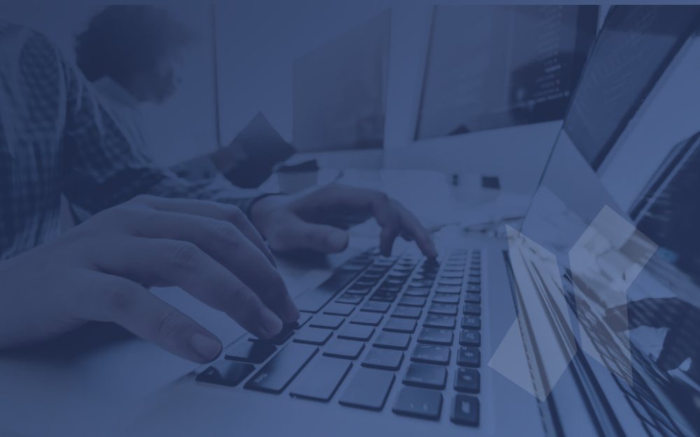 Programmatori XGroup al lavoro sullo sviluppo di un software su misura