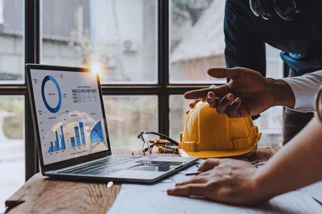 Responsabile di cantiere che analizza i dati su un portatile