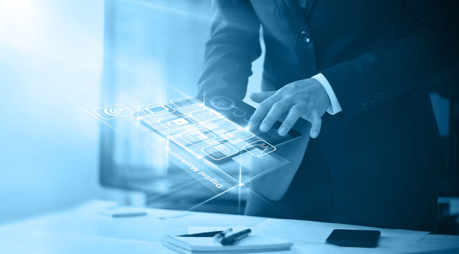 Professionista che gestisce servizi digitali collegati fra loro da un tablet